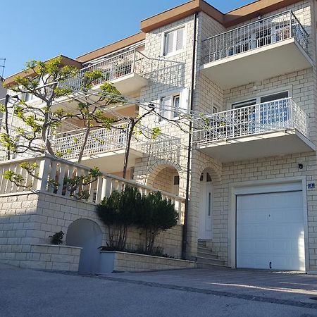 Apartments Sara ポドストラナ エクステリア 写真
