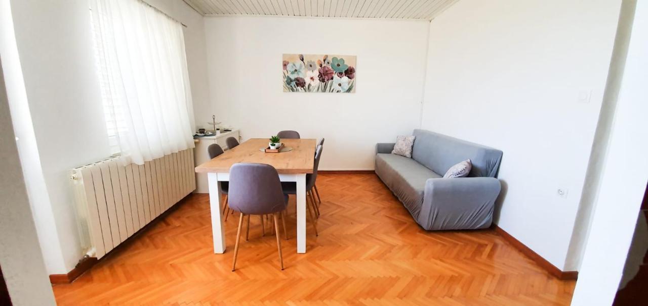 Apartments Sara ポドストラナ エクステリア 写真