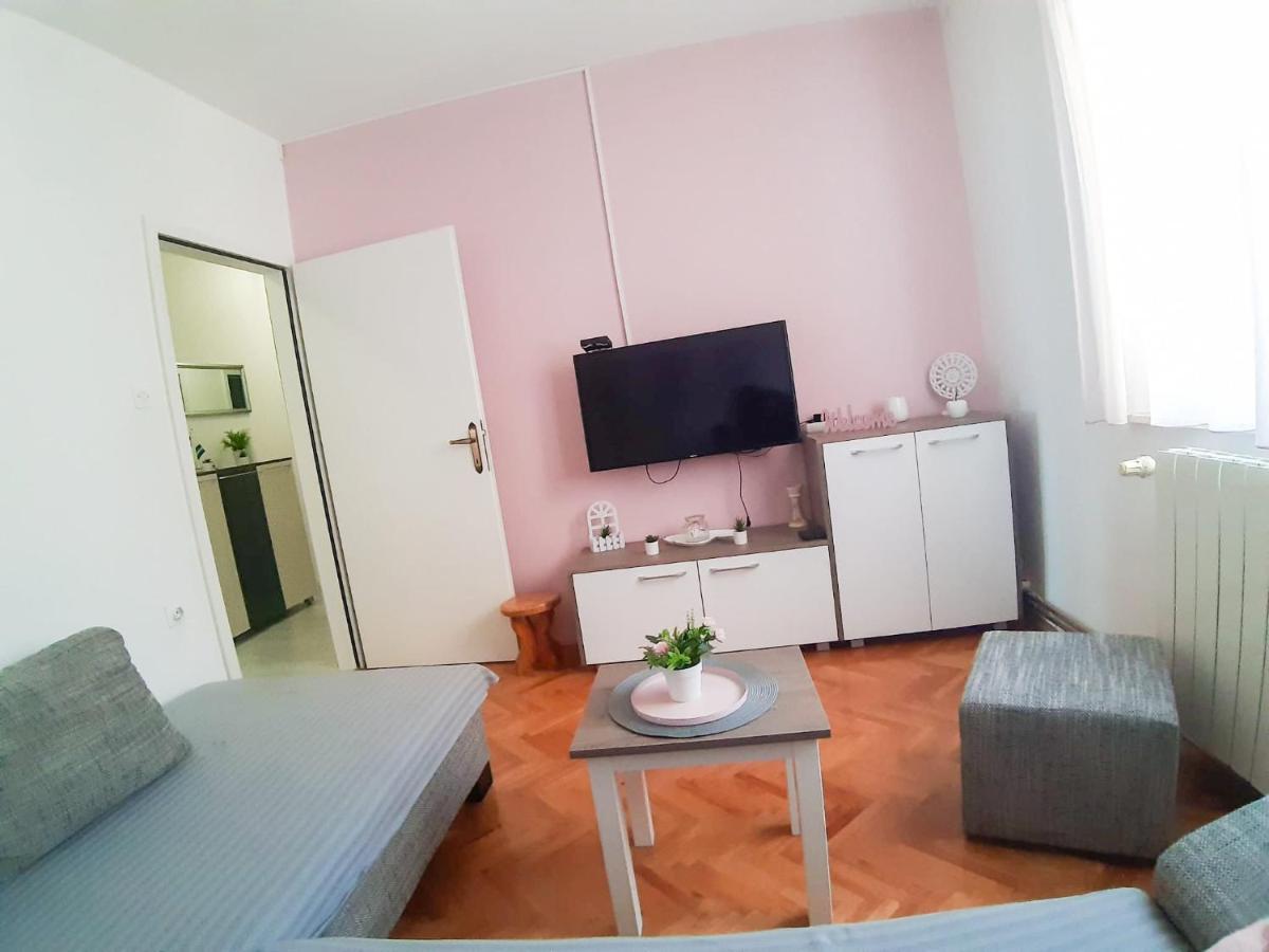 Apartments Sara ポドストラナ エクステリア 写真