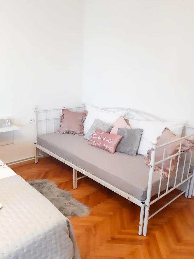 Apartments Sara ポドストラナ エクステリア 写真
