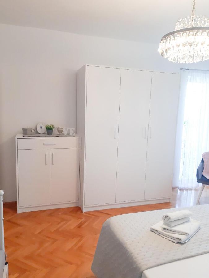 Apartments Sara ポドストラナ エクステリア 写真