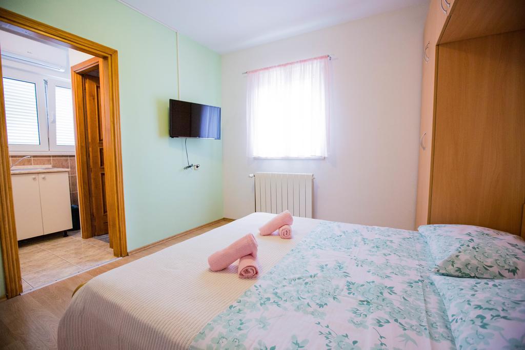 Apartments Sara ポドストラナ エクステリア 写真