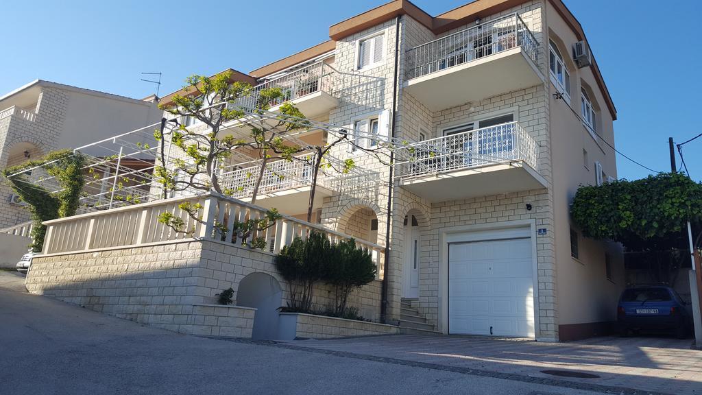 Apartments Sara ポドストラナ エクステリア 写真