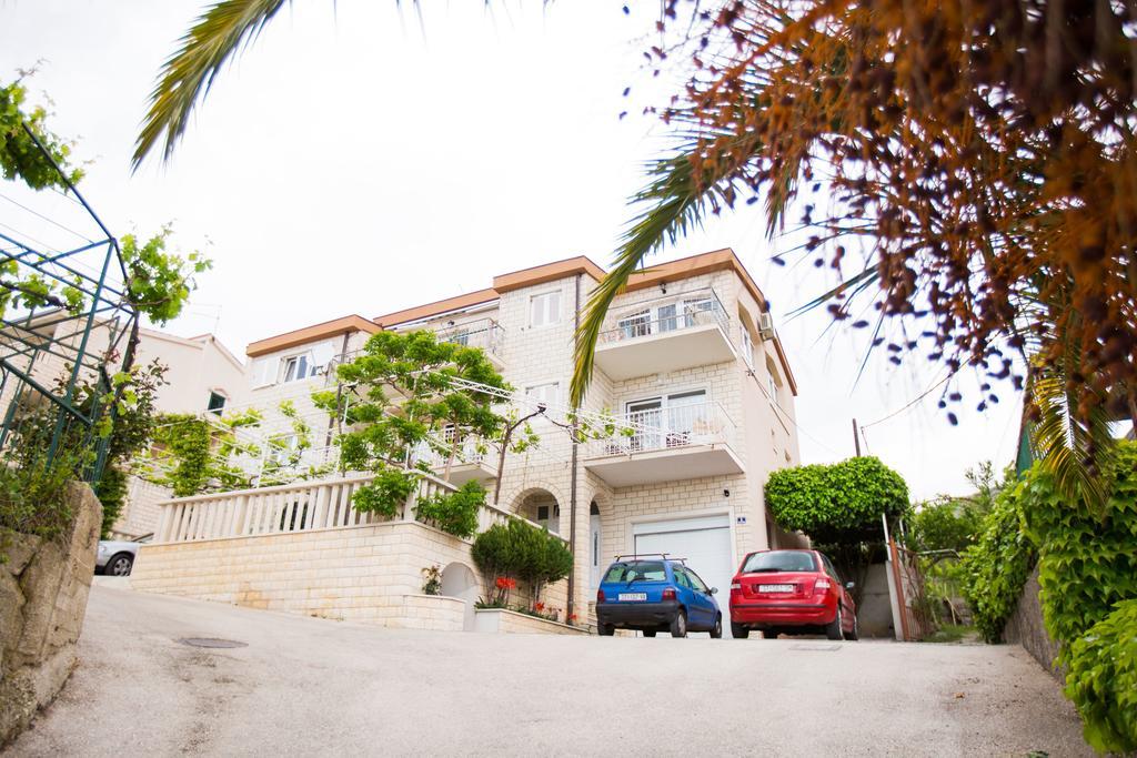 Apartments Sara ポドストラナ エクステリア 写真