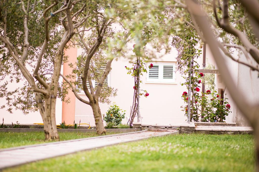 Apartments Sara ポドストラナ エクステリア 写真